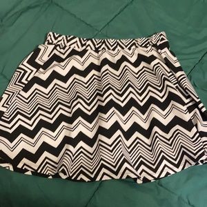 Rue 21 size M zig zag print mini skirt blk & white